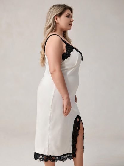 Robe de nuit en satin blanc grande taille avec dentelle noire et décolleté en V profond