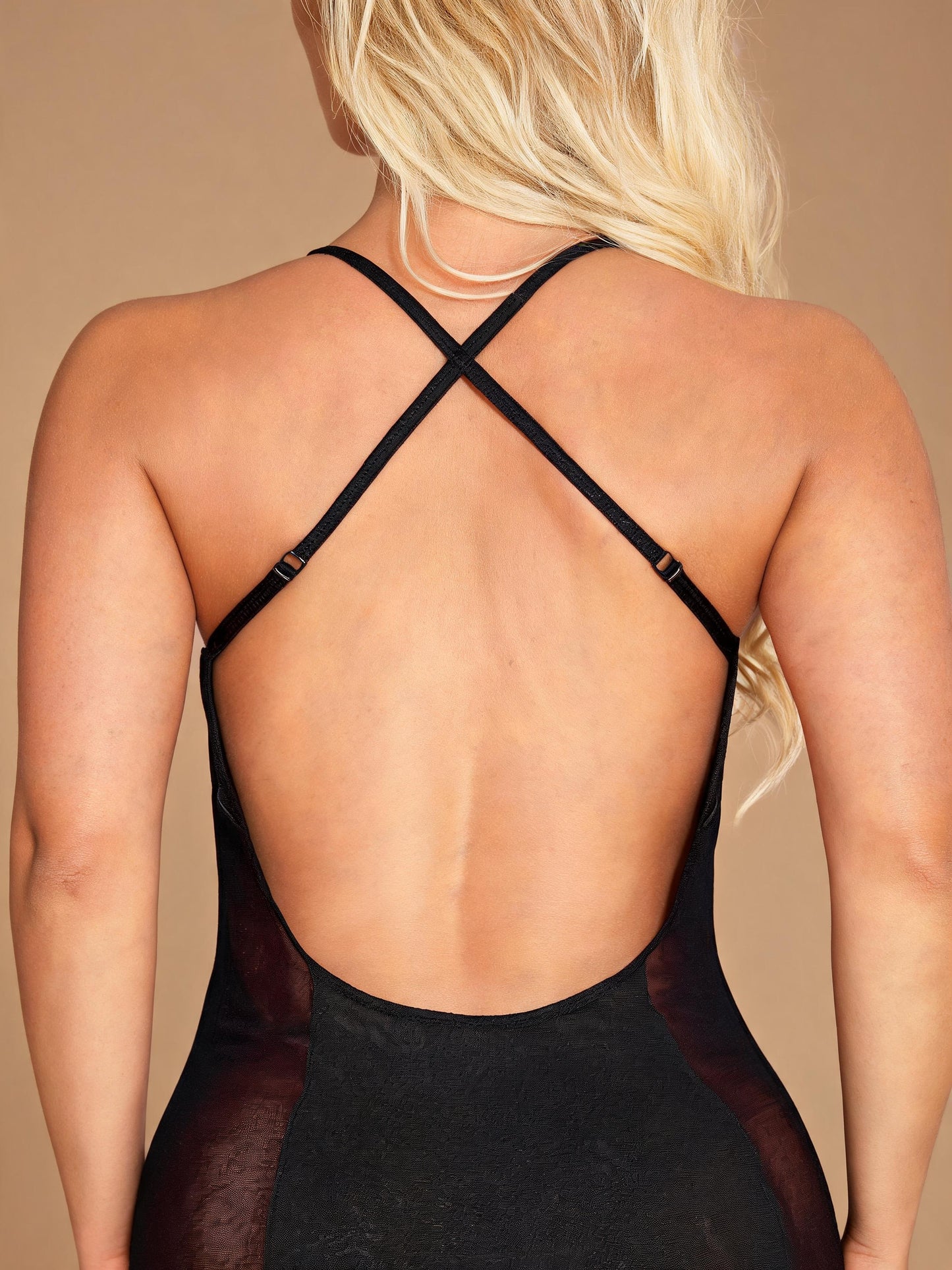 Robe longue noire en maille transparente, avec fentes latérales et dos ouvert à laçage croisé, style nuisette.