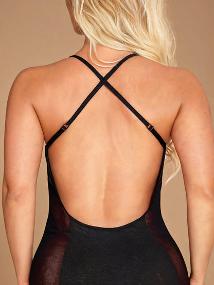 Robe longue noire en maille transparente, avec fentes latérales et dos ouvert à laçage croisé, style nuisette.