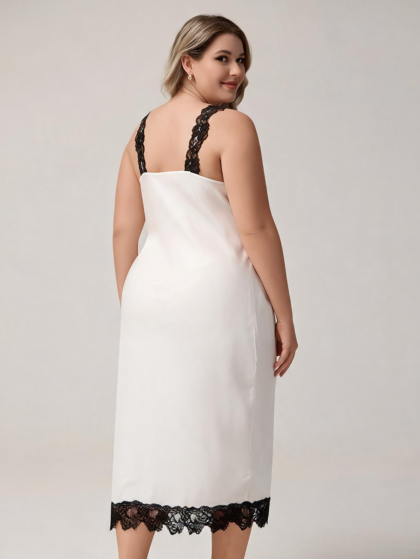 Robe de nuit en satin blanc grande taille avec dentelle noire et décolleté en V profond