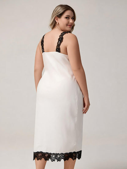 Robe de nuit en satin blanc grande taille avec dentelle noire et décolleté en V profond