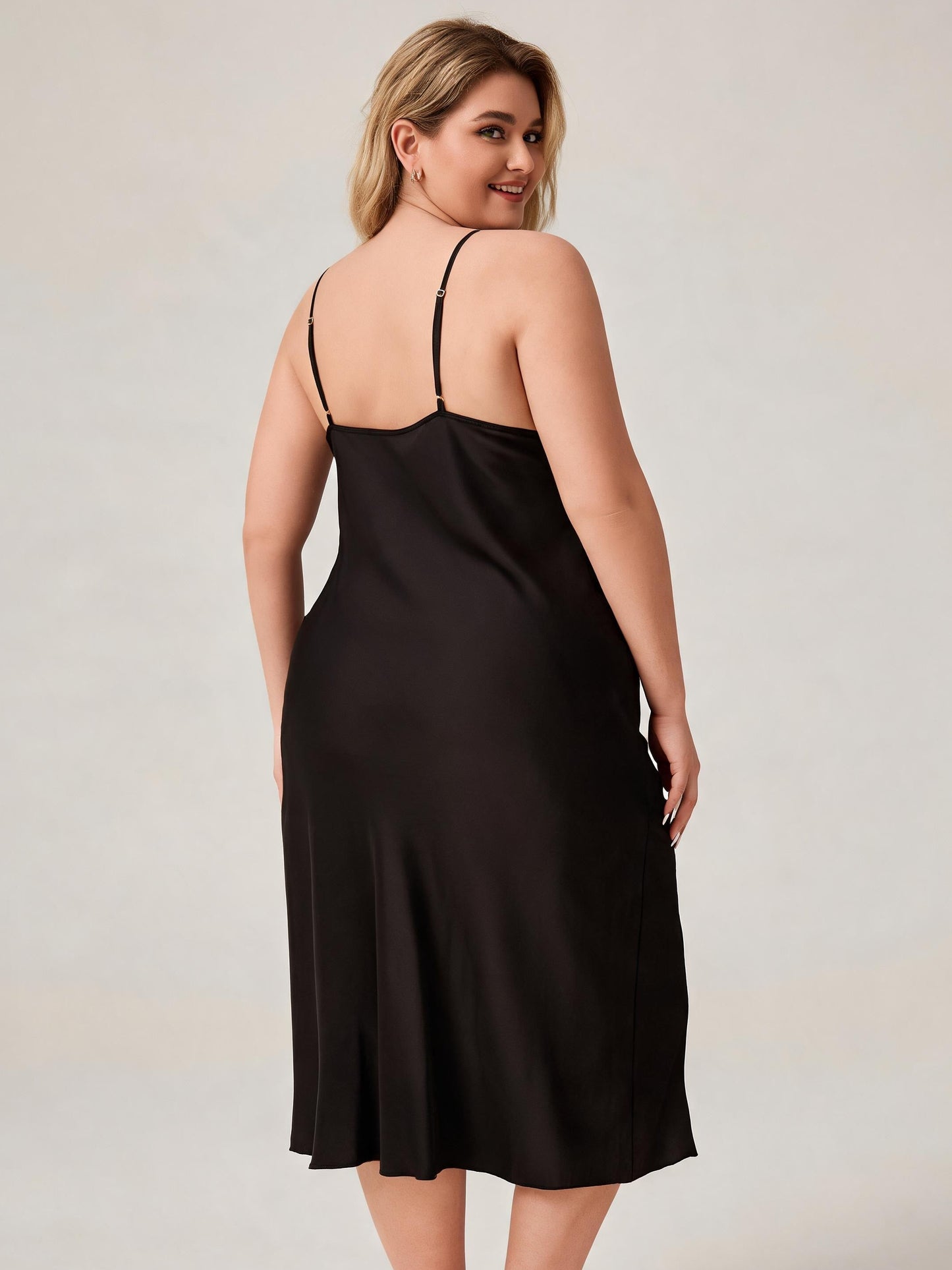 Chemise de nuit grande taille en satin noir avec dentelle grise, décolleté en V profond