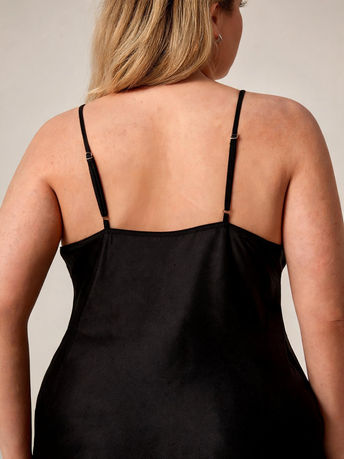 Chemise de nuit grande taille en satin noir avec dentelle grise, décolleté en V profond