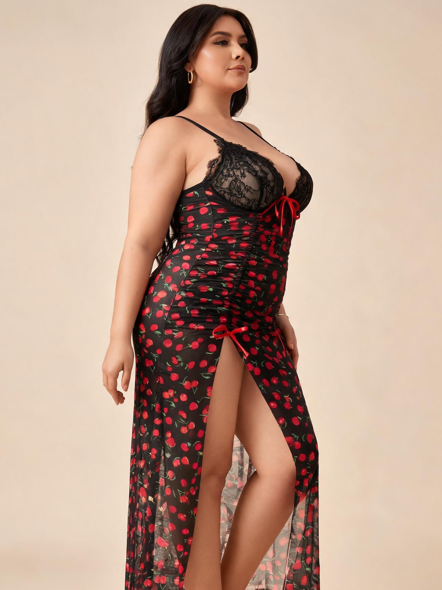 Chemise de Nuit Grande Taille à Imprimé Cerises, Dentelle Noire, Décolleté en V Profond, Nœud et Fente Latérale