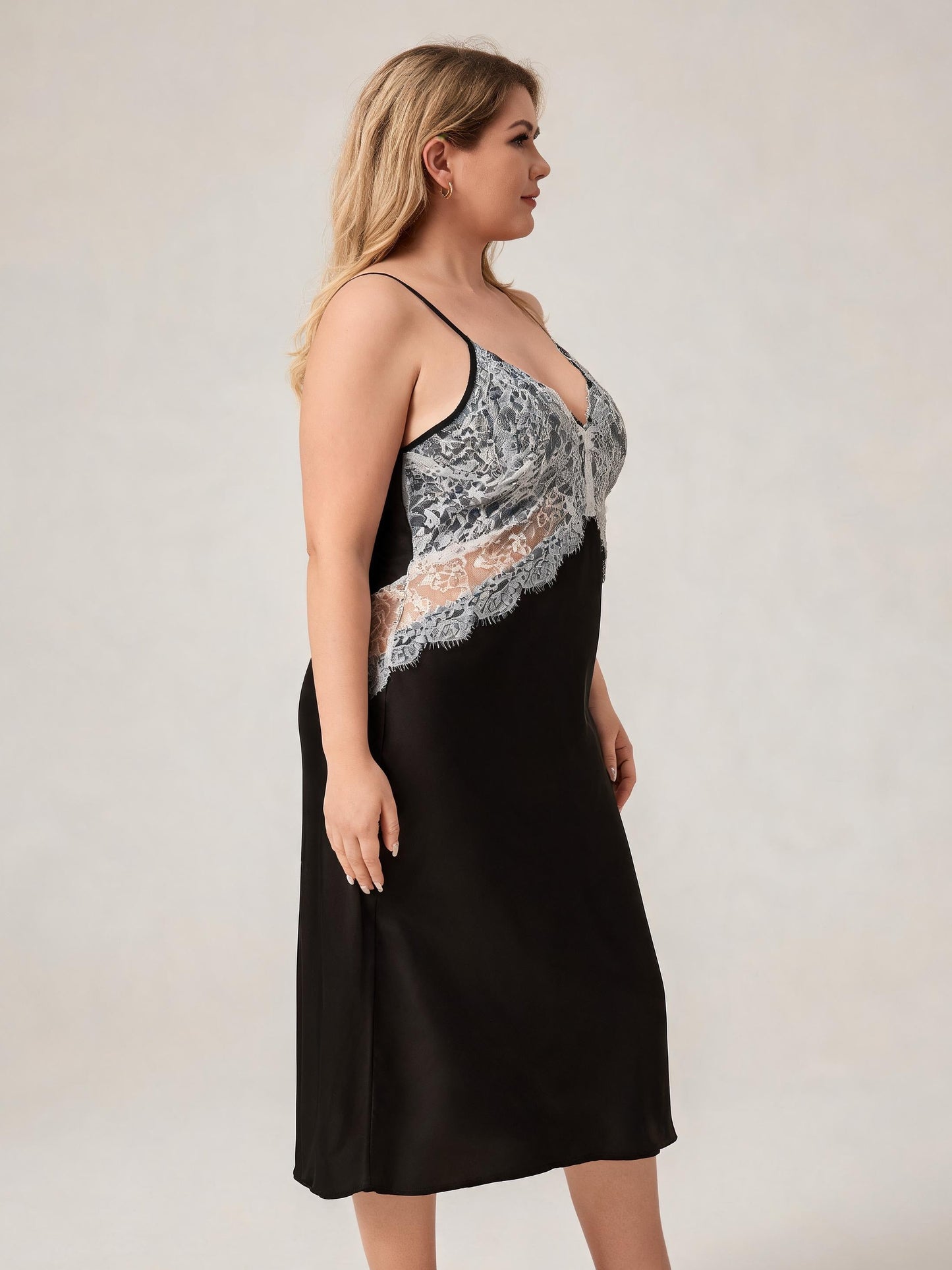 Chemise de nuit grande taille en satin noir avec dentelle grise, décolleté en V profond