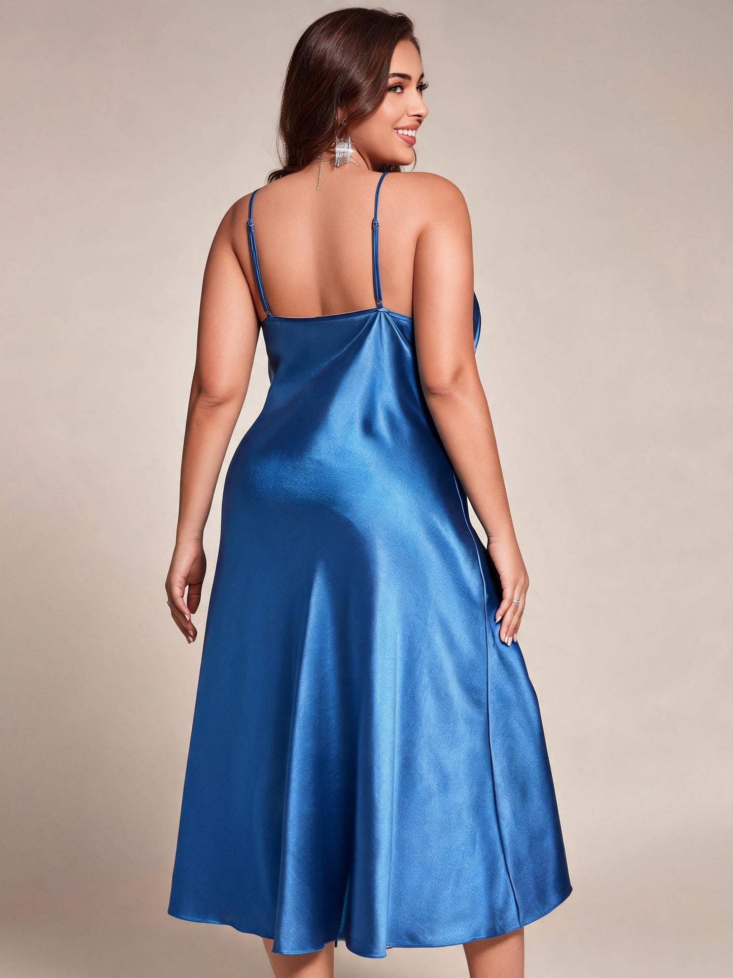Chemise de nuit satinée grande taille col V profond avec fente latérale en dentelle