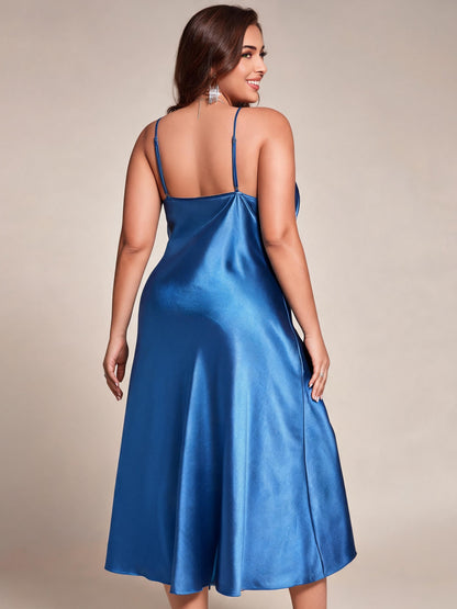 Chemise de nuit satinée grande taille col V profond avec fente latérale en dentelle