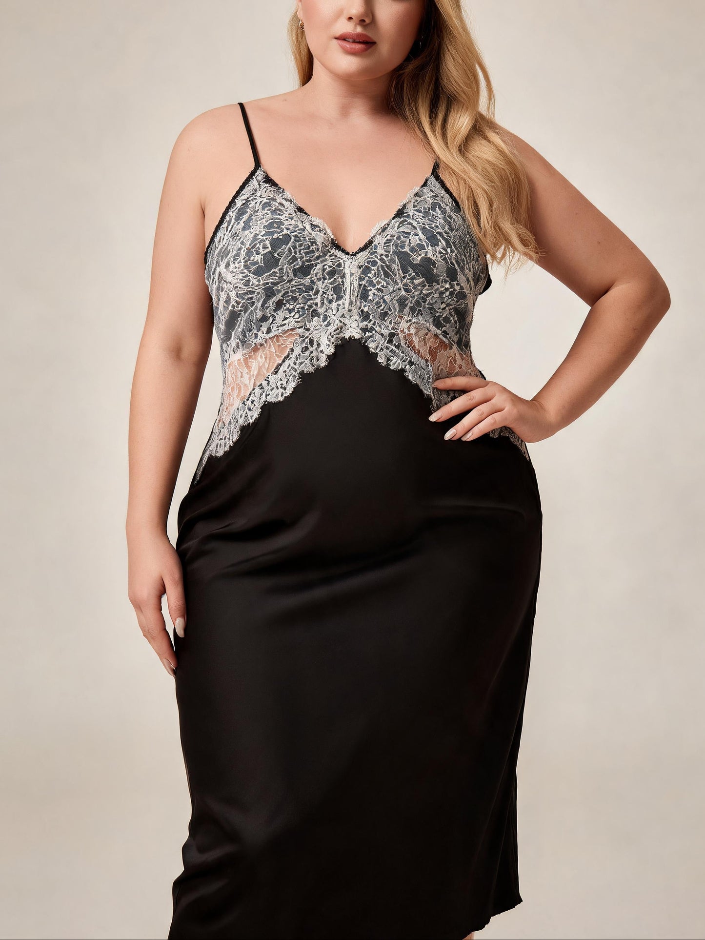 Chemise de nuit grande taille en satin noir avec dentelle grise, décolleté en V profond