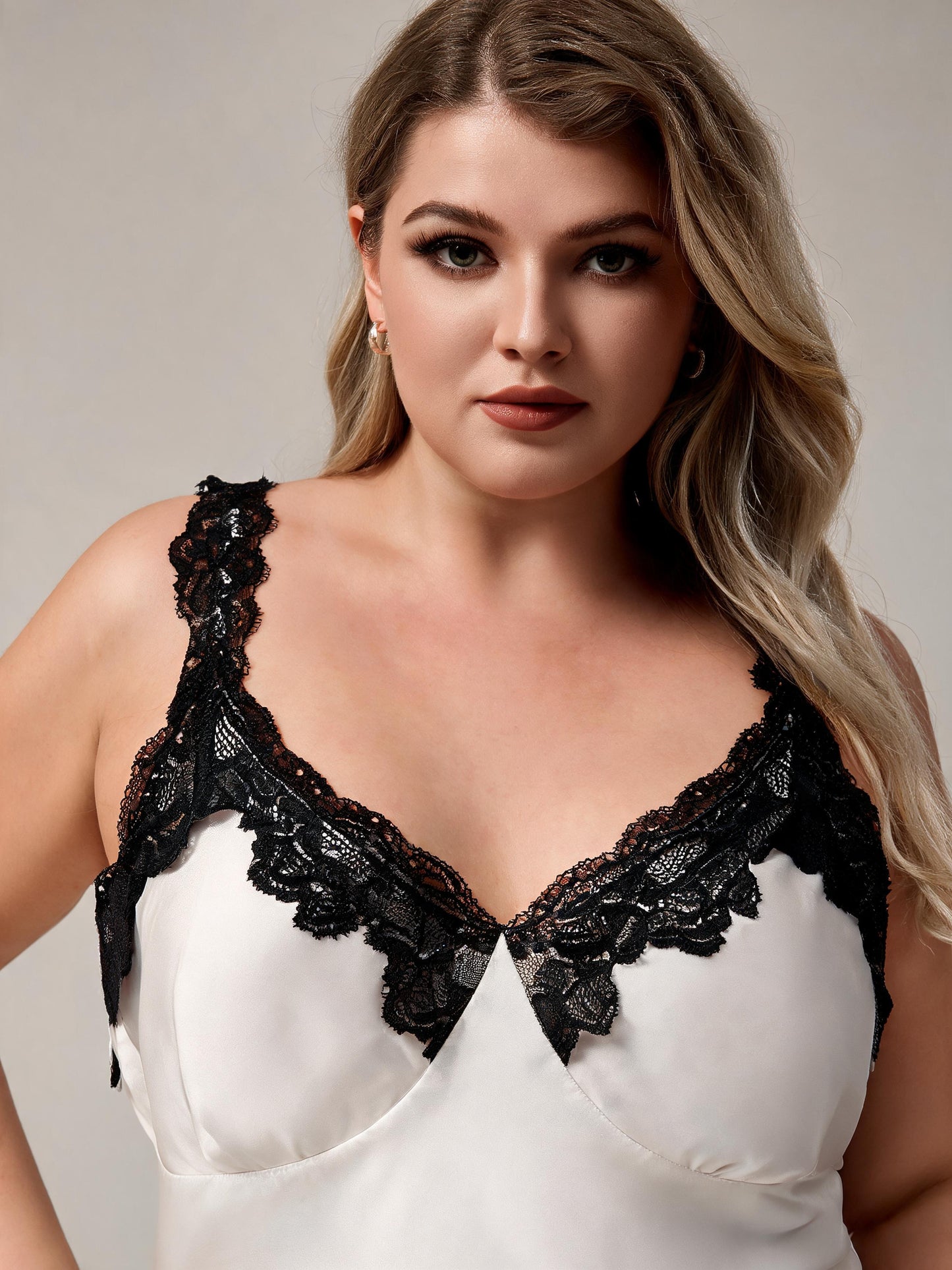 Robe de nuit en satin blanc grande taille avec dentelle noire et décolleté en V profond