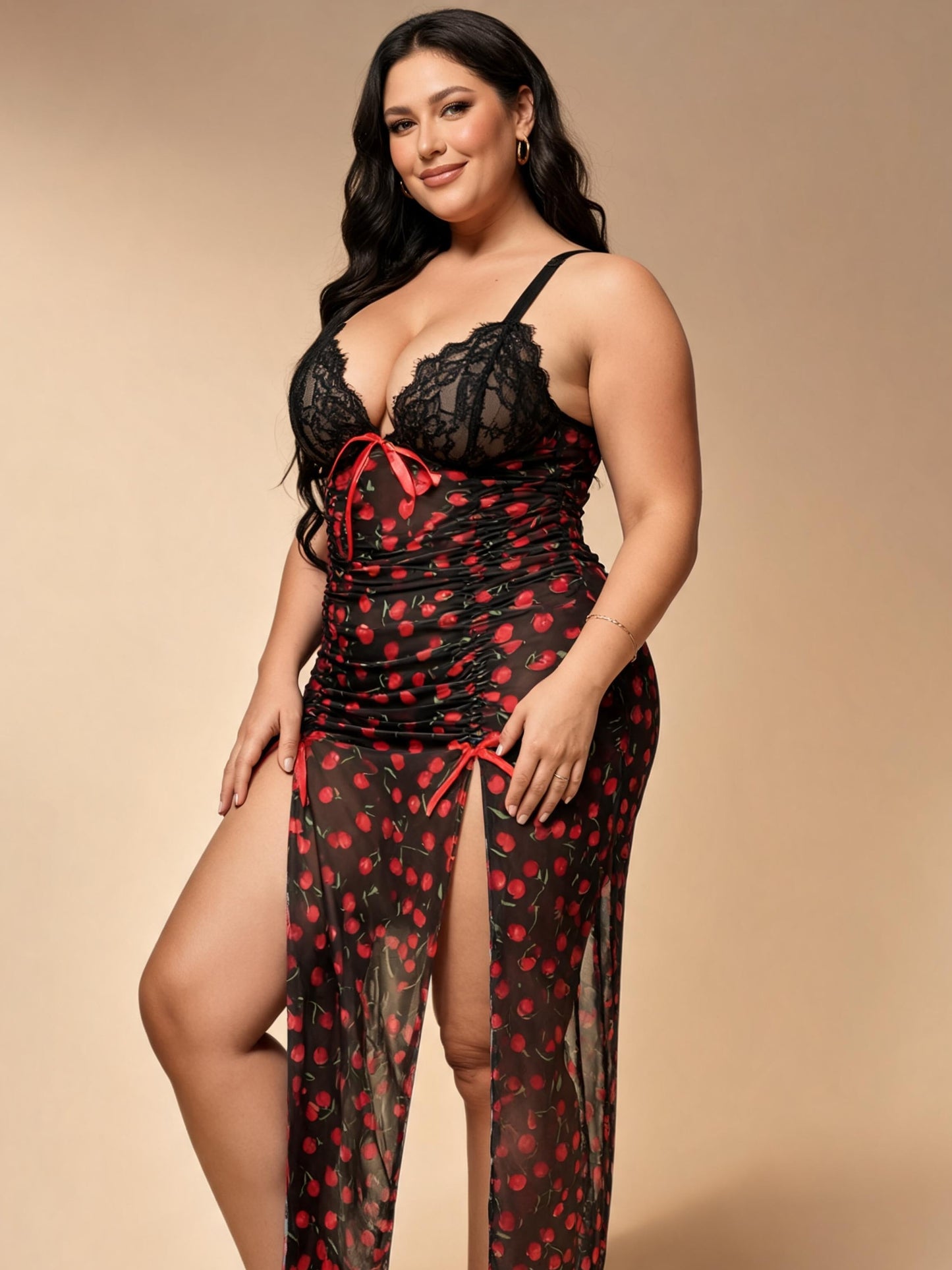 Chemise de Nuit Grande Taille à Imprimé Cerises, Dentelle Noire, Décolleté en V Profond, Nœud et Fente Latérale