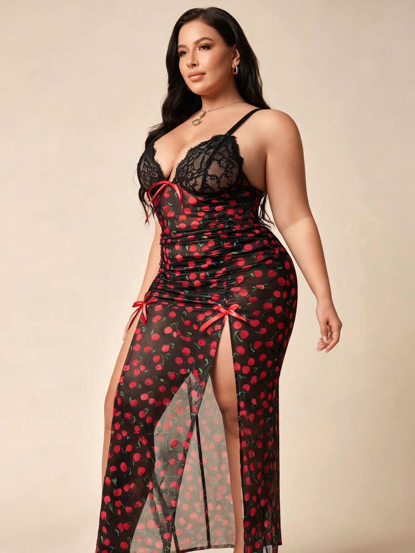 Chemise de Nuit Grande Taille à Imprimé Cerises, Dentelle Noire, Décolleté en V Profond, Nœud et Fente Latérale