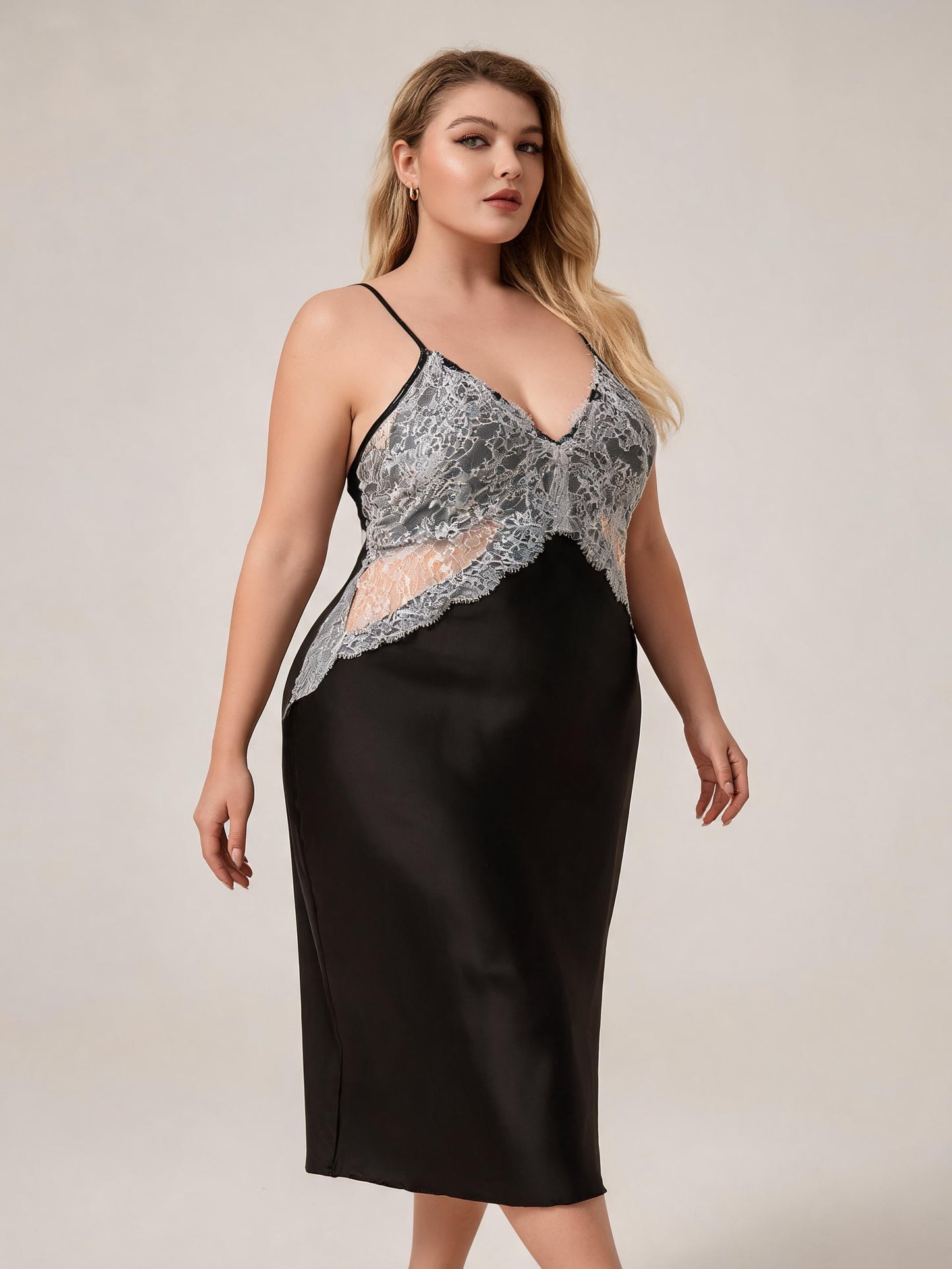 Chemise de nuit grande taille en satin noir avec dentelle grise, décolleté en V profond