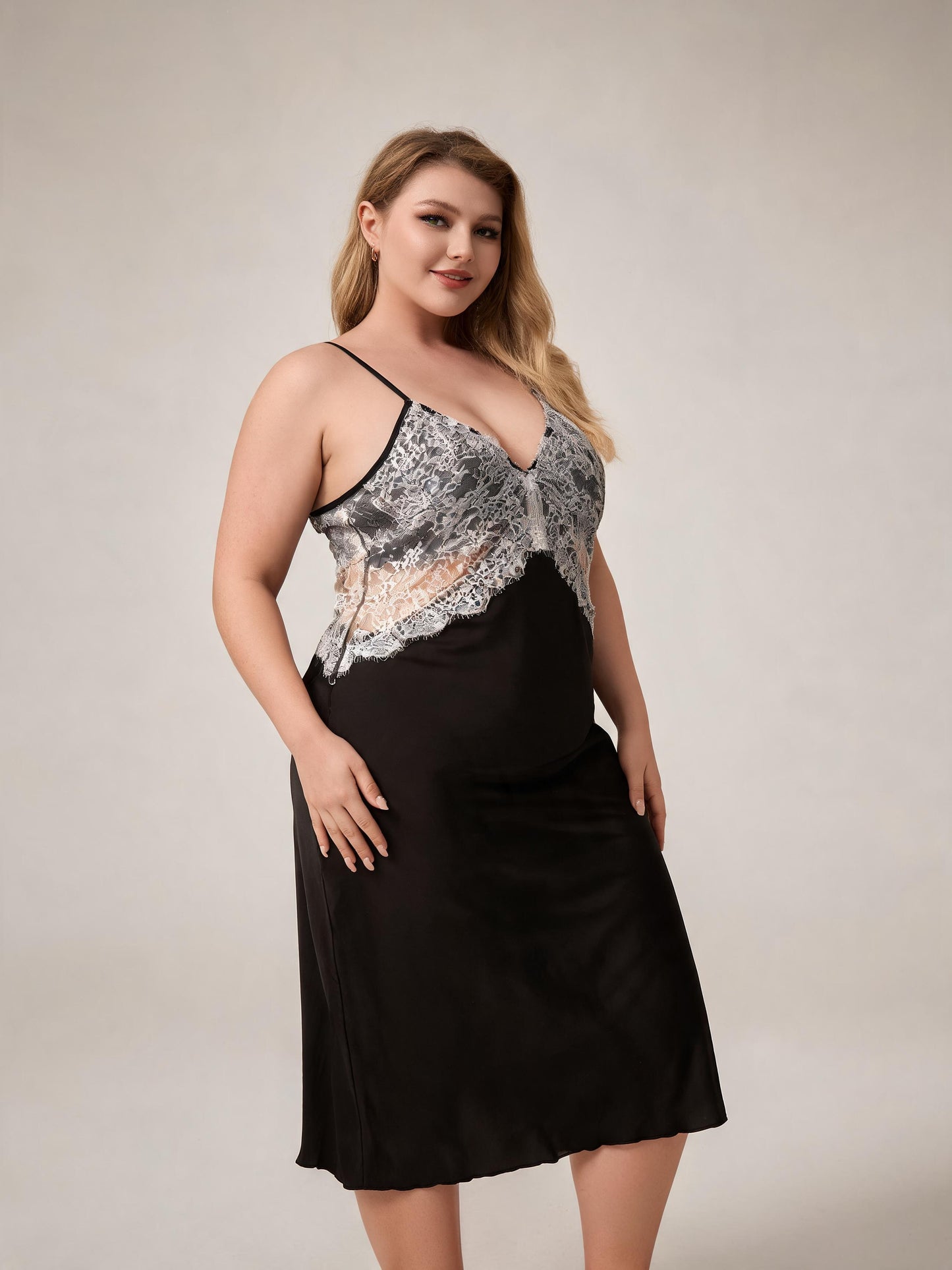 Chemise de nuit grande taille en satin noir avec dentelle grise, décolleté en V profond
