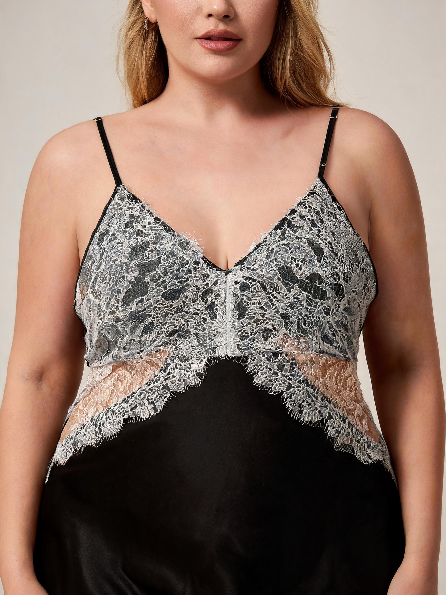 Chemise de nuit grande taille en satin noir avec dentelle grise, décolleté en V profond
