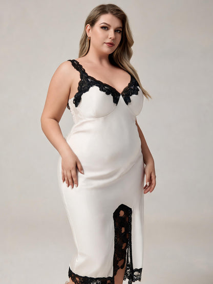 Robe de nuit en satin blanc grande taille avec dentelle noire et décolleté en V profond